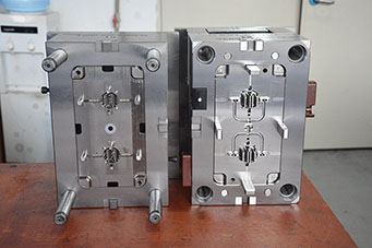 關于注塑模具產品內插入鑲件的設計