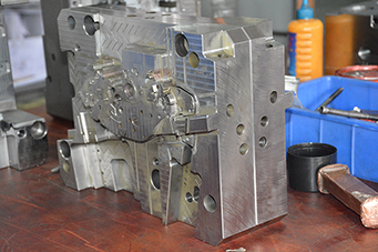 注塑模具廠家教你識別塑膠模具和注塑模具的區別